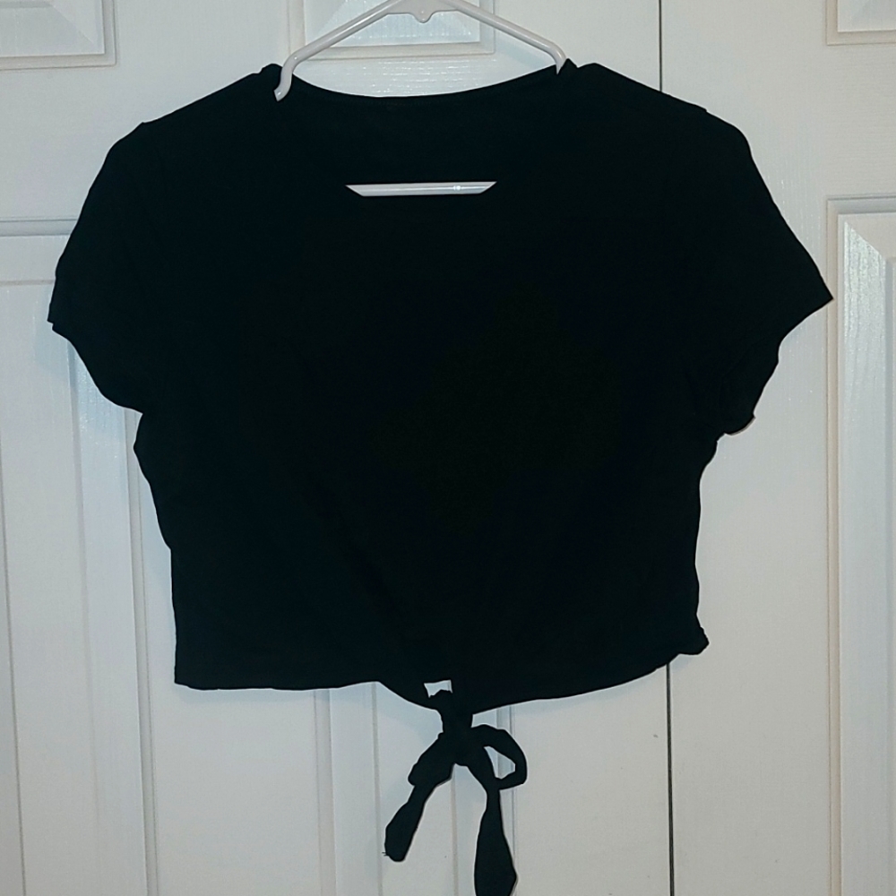 Romwe Tie Front Crop Top in Black, Size Small